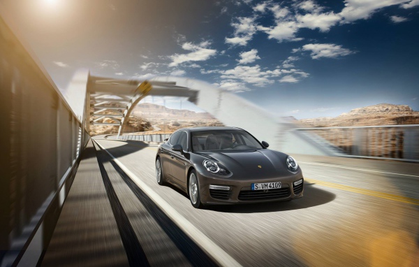2014 Porsche Panamera Turbo S на мосту