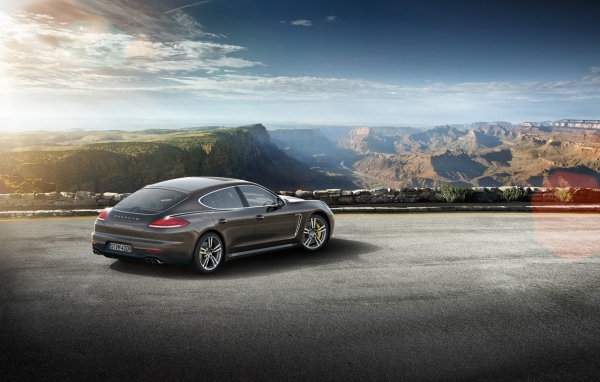 Porsche Panamera Turbo S 2014 на парковке в горах