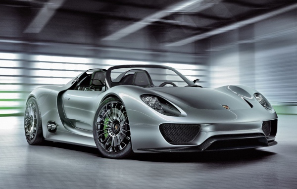 Серебристый Porsche 918 Spyder