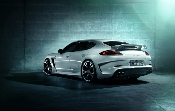 Белый Porsche Panamera Turbo S 2014 года в гараже