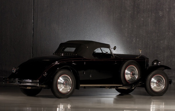 Черный ретро Роллс Ройс