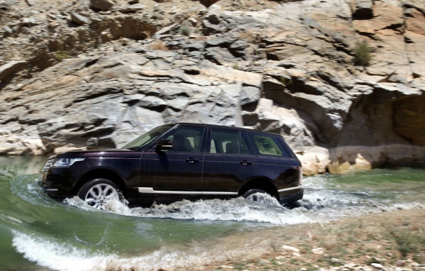 Randge Rover в воде