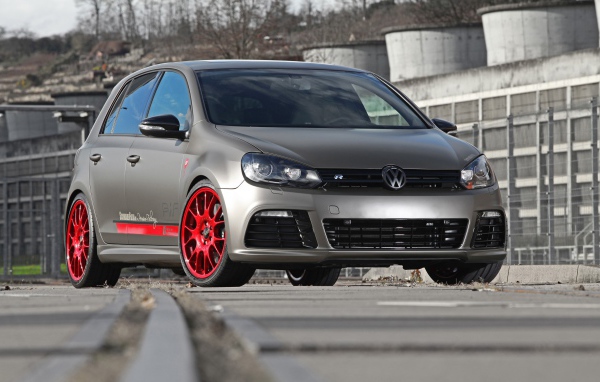 Фольксваген Гольф на стоянке