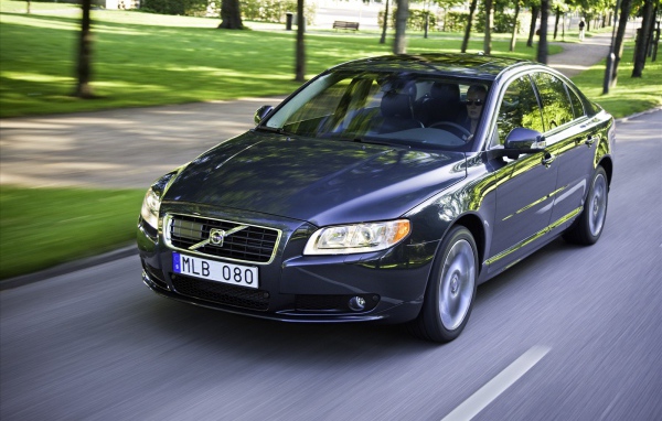 Черный Volvo S80 на дороге