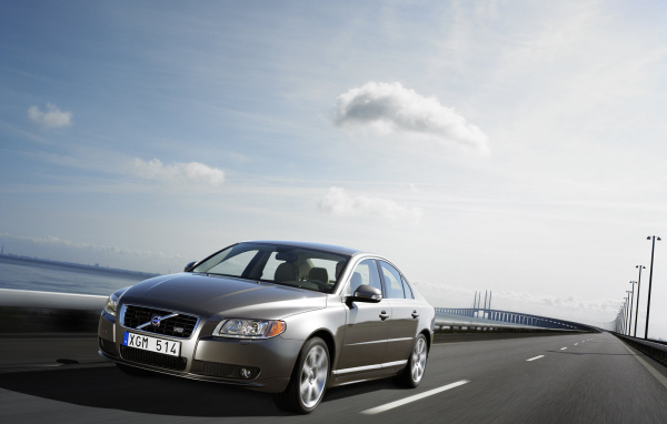 Серый Volvo S80 на дороге