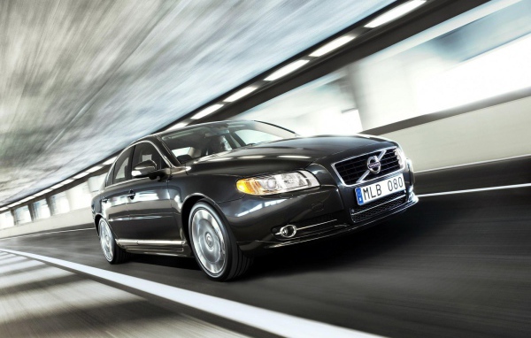 Черный Volvo S80 ускоряется