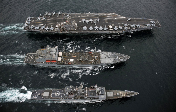 Авианосец и военные корабли