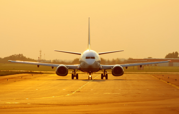 Боинг 737 на взлетной полосе