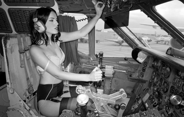 Екатерина Плюшара в кабине самолета
