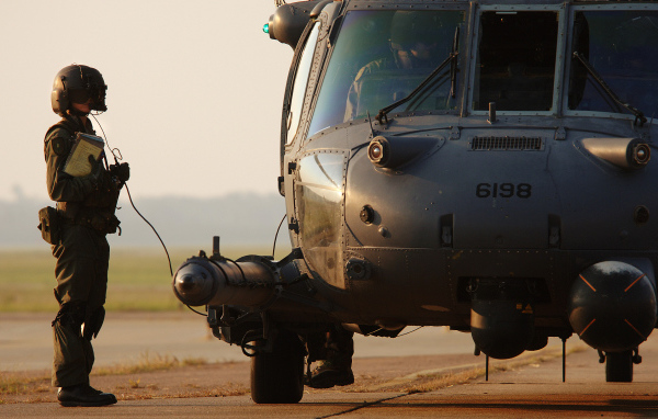 Вертолет и пилот