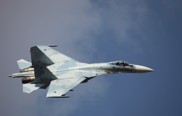 Военный самолет России СУ-27