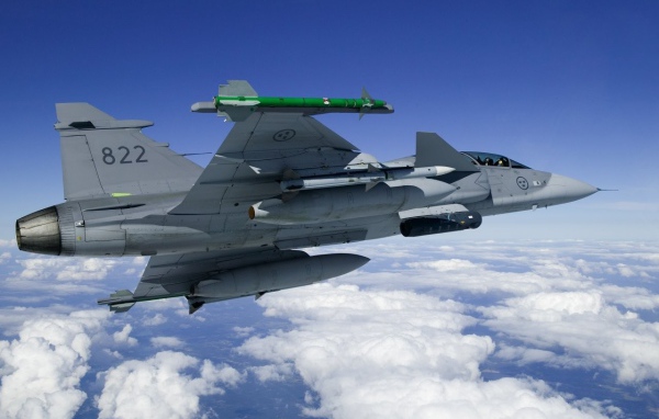 Военный самолет в небе