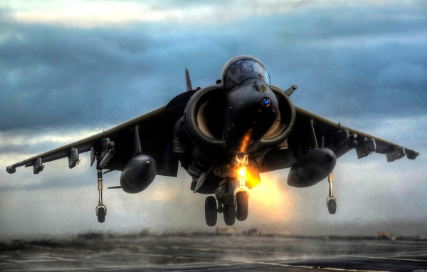 Военный самолет приземляется