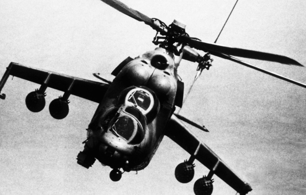 Боевой вертолет в полете