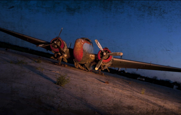 Старый самолет ночью