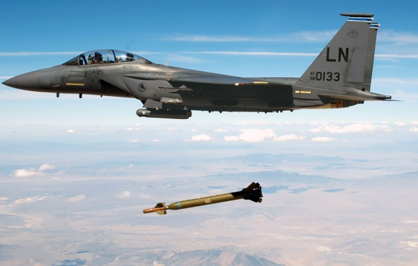 F-15 запустил ракету