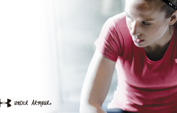 Девочка в розовой рубашке Under Armour