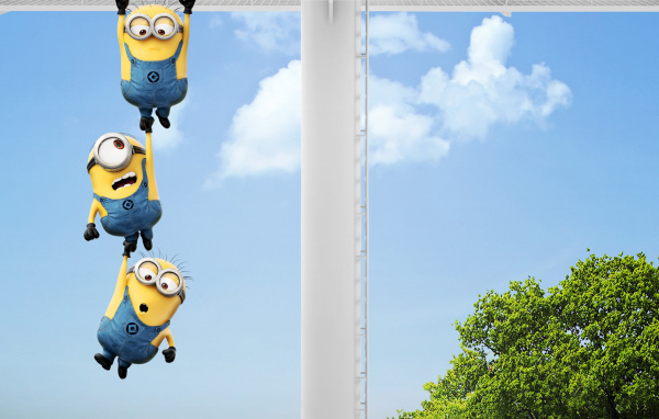 Миньоны висят друг на друге