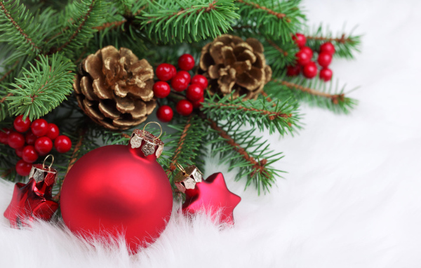 Композиция из ёлочных игрушек и шишек на рождество