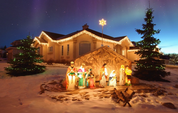 Красивый украшенный дом на рождество