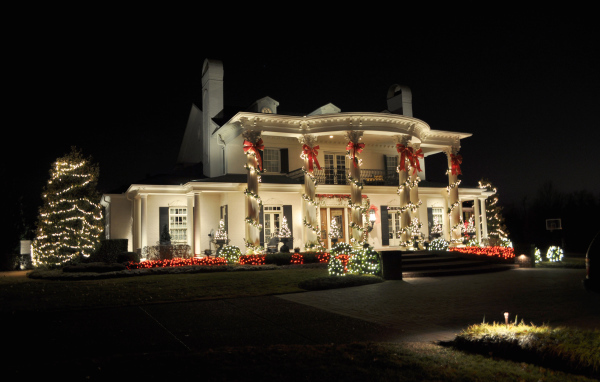 Красиво украшенный дом на рождество