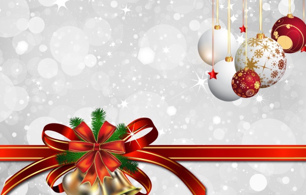 Колокольчики и ёлочные игрушки на белом фоне на рождество