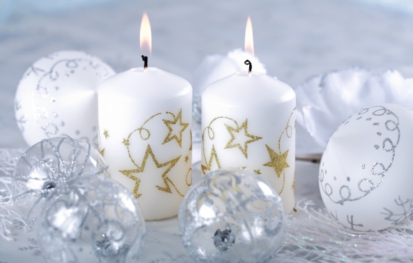 Горящие свечи белые на рождество
