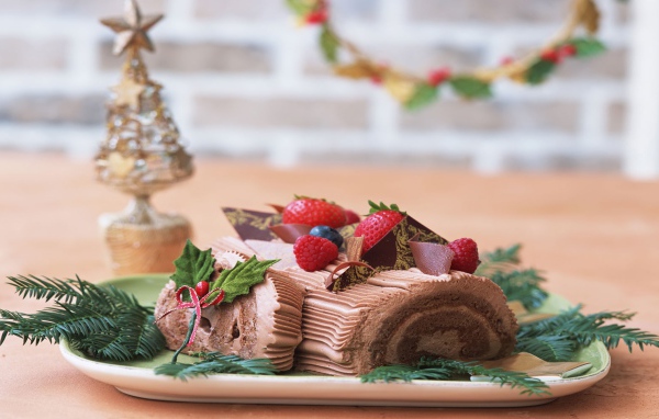 Шоколадный кекс с клубникой на рождество