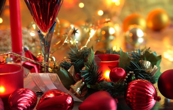 Рождественские украшения на столе