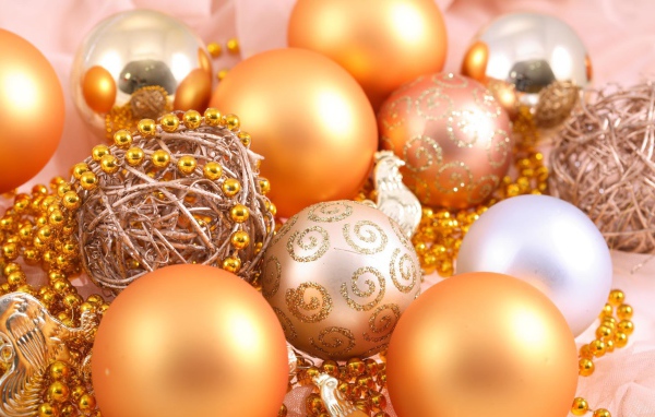 Ёлочные украшения на столе на рождество