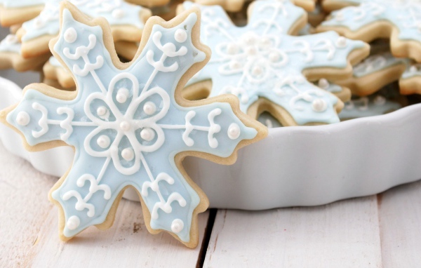 Печеньки в виде снежинок на рождество