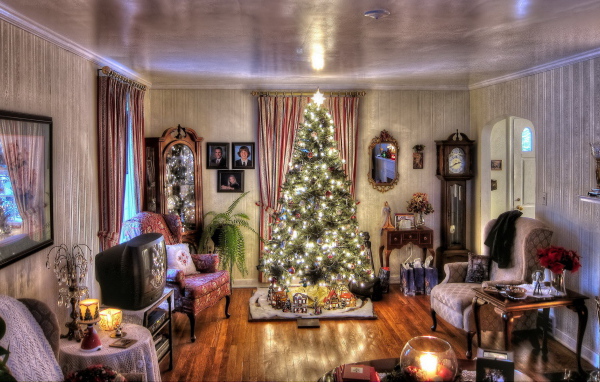 Украшенная ёлка в уютной комнате на рождество