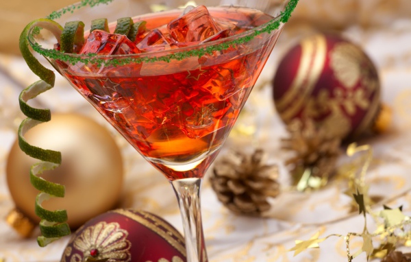 Вкусный красный коктейль на рождество