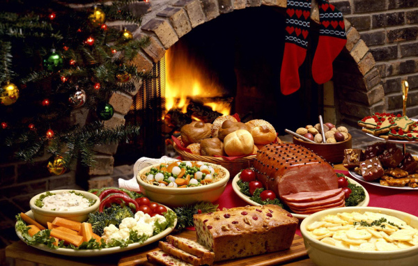 Праздничный стол и камин на рождество