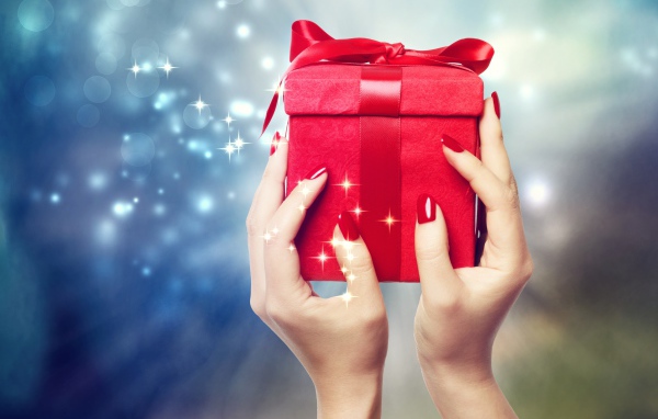 Подарок в красивой красной коробке на рождество