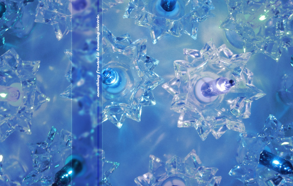 Стеклянные снежинки на голубом фоне на рождество