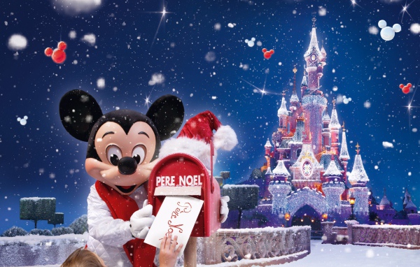 Микки Маус в диснейленде на рождество