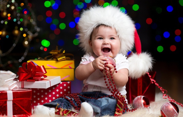 Счастливый ребёнок на рождество