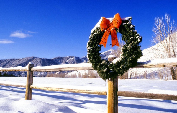 Венок на заборе на рождество