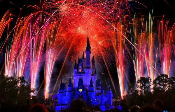 Праздничный фейерверк над костелом