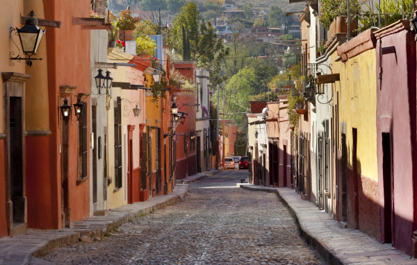 Старинная улица с фонарями