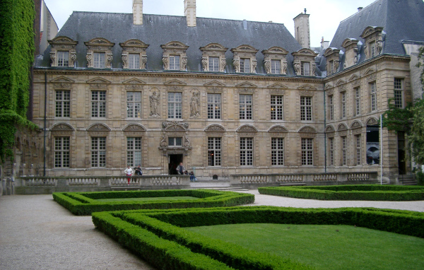 Архитектурный ансамбль с газонами