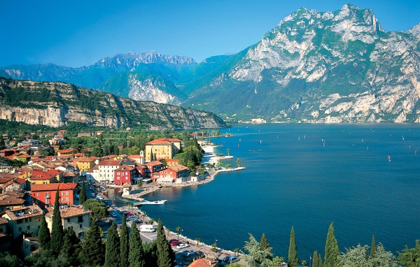 Город на берегу залива