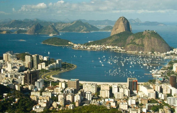 Вид на город у моря с высоты