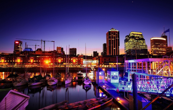 Вечерний город отражается в воде