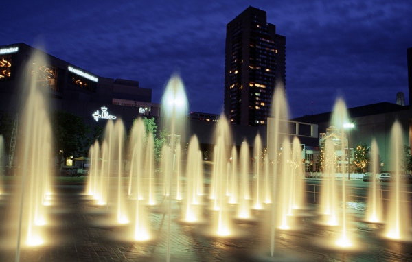 Световой фонтан ночью