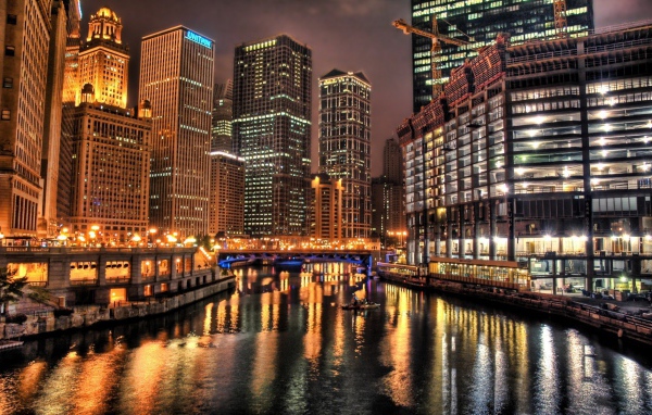 Небоскребы в ночном городе