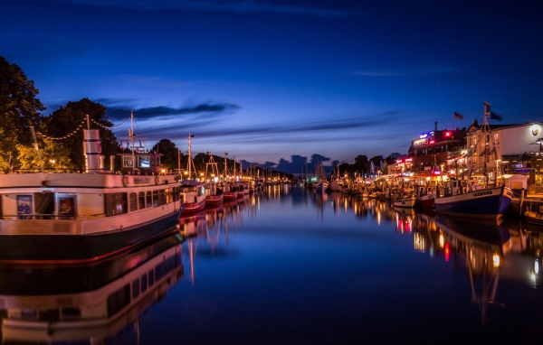 Город на берегу реки вечером