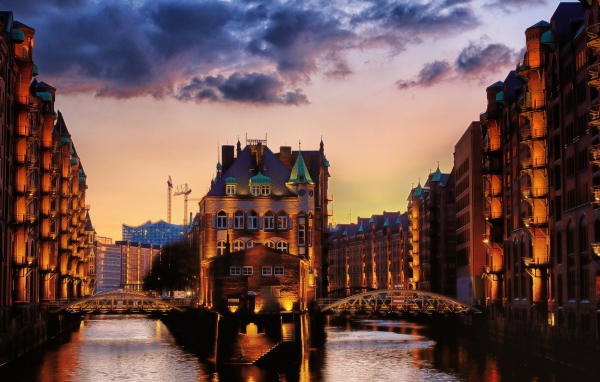 Город стоит на реке