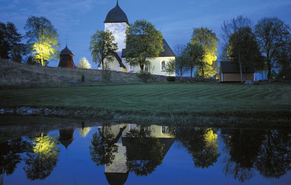 Костел на берегу озера
